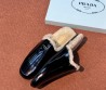 Женские кожаные мюли на меху Prada черные лаковые 2025