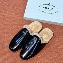 Женские кожаные мюли на меху Prada черные лаковые 2025