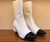 Женские кожаные сапоги на круглом каблуке Chanel белые с черным лакированным носом 2025