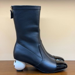 Женские кожаные сапоги на круглом каблуке Chanel черные с лакированным носом 2025