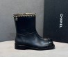 Женские кожаные сапоги Chanel черные с лакированным носом 2025