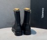 Женские кожаные сапоги Chanel черные с лакированным носом 2025