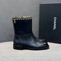 Женские кожаные сапоги Chanel черные с лакированным носом 2025