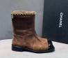 Женские замшевые сапоги Chanel коричневые с черным лакированным носом 2025