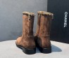 Женские замшевые сапоги Chanel коричневые с черным лакированным носом 2025