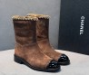 Женские замшевые сапоги Chanel коричневые с черным лакированным носом 2025