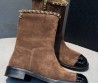 Женские замшевые сапоги Chanel коричневые с черным лакированным носом 2025