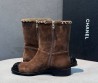 Женские замшевые сапоги Chanel коричневые с черным лакированным носом 2025