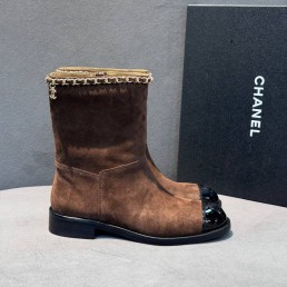 Женские замшевые сапоги Chanel коричневые с черным лакированным носом 2025