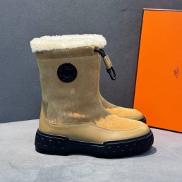 Женские замшевые сапоги Hermes бежевые с мехом на платформе 4 см 2025