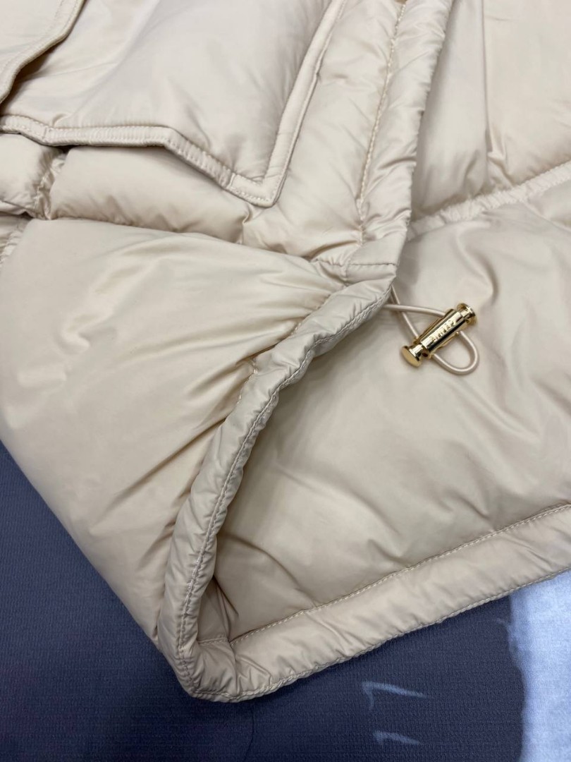 Женский пуховик Celine с логотипом бежевый 2025