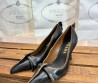 Женские кожаные туфли Prada черные с потертостями каблук 8 см 2025