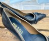 Женские кожаные туфли Prada черные с потертостями каблук 8 см 2025