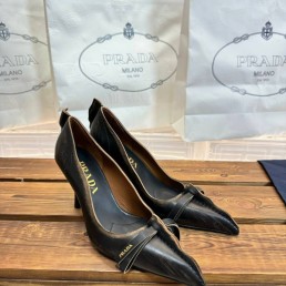 Женские кожаные туфли Prada черные с потертостями каблук 8 см 2025