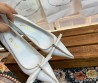 Женские кожаные туфли Prada белые с потертостями каблук 8 см 2025