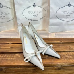 Женские кожаные туфли Prada белые с потертостями каблук 8 см 2025