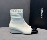 Женские кожаные ботильоны Chanel белые с черным на танкетке 2025