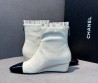 Женские кожаные ботильоны Chanel белые с черным на танкетке 2025