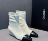 Женские кожаные ботильоны Chanel белые с черным на танкетке 2025