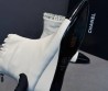 Женские кожаные ботильоны Chanel белые с черным на танкетке 2025