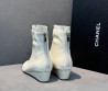 Женские кожаные ботильоны Chanel белые с черным на танкетке 2025
