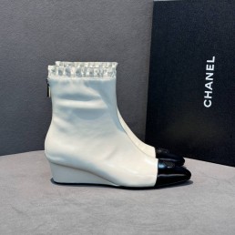Женские кожаные ботильоны Chanel белые с черным на танкетке 2025