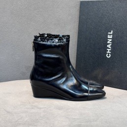 Женские кожаные ботильоны Chanel черные на танкетке 2025