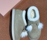 Женские замшевые ботинки Miu Miu на меху бежевые с кисточками 2025