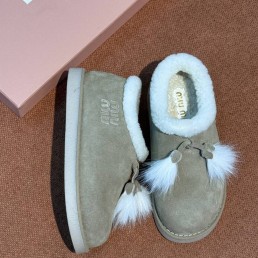 Женские замшевые ботинки Miu Miu на меху бежевые с кисточками 2025