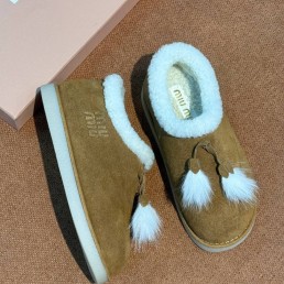 Женские замшевые ботинки Miu Miu на меху коричневые с кисточками 2025