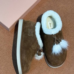 Женские замшевые ботинки Miu Miu на меху темно-коричневые с кисточками 2025