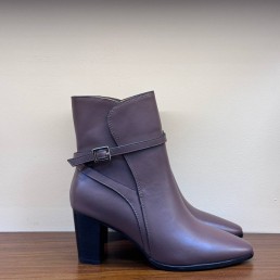 Женские кожаные ботильоны Loro Piana Felicity коричневые каблук 6,5 см 2025