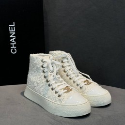 Женские текстильные кеды Chanel белые с лакированным носом 2025