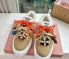 Женские замшевые кеды Miu Miu бежевые на овчине с цветными шнурками 2025