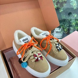 Женские замшевые кеды Miu Miu бежевые на овчине с цветными шнурками 2025