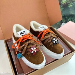 Женские замшевые кеды Miu Miu коричневые на овчине с цветными шнурками 2025