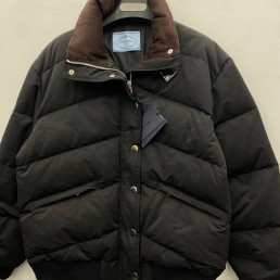 Женский пуховик Prada черный с прострочкой 2025