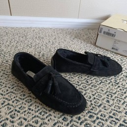 Женские замшевые лоферы на меху The Row черные с кисточками 2025