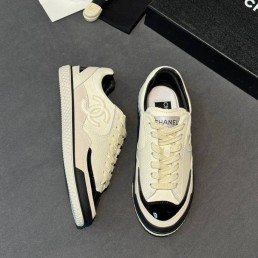 Женские кожаные кроссовки Chanel белые с черным лакированным носом 2025