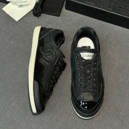 Женские кожаные кроссовки Chanel черные с лакированным носом 2025