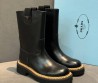 Женские кожаные сапоги Prada черные каблук 4 см 2025