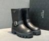 Женские кожаные сапоги Prada черные с пряжкой 2025