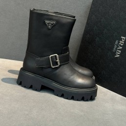 Женские кожаные сапоги Prada черные с пряжкой 2025