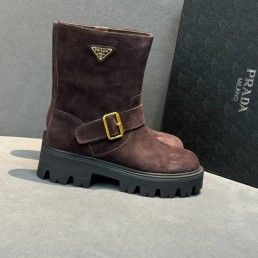 Женские замшевые сапоги Prada с пряжкой коричневые 2025
