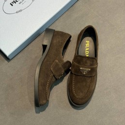 Женские замшевые лоферы Prada темно-коричневые 2025