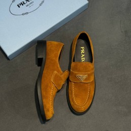 Женские замшевые лоферы Prada рыже-коричневые 2025
