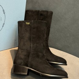 Женские замшевые укороченные сапоги Prada черные каблук 4 см 2025