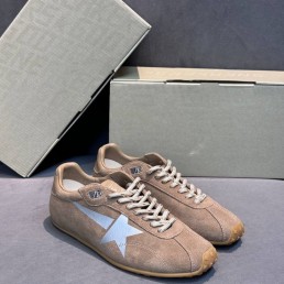 Женские замшевые кроссовки Golden Goose коричневые с серебряной звездой 2025