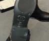 Женские кожаные сапоги Chanel черные с цепочкой 2025