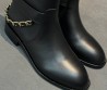 Женские кожаные сапоги Chanel черные с цепочкой 2025